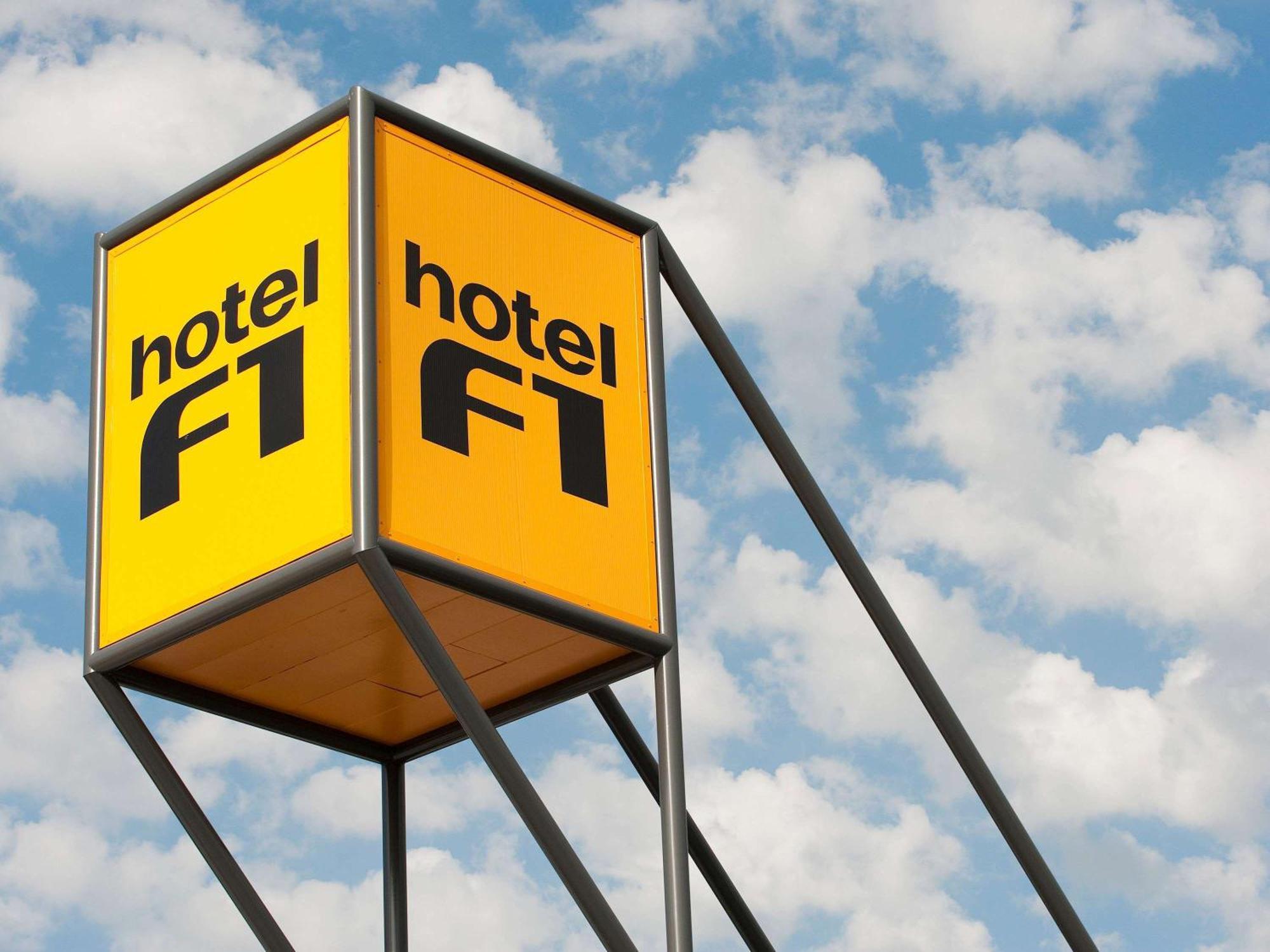 Hotelf1 Frejus Roquebrune Sur Argens Exterior photo